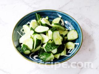 黄瓜凉粉,黄瓜洗净切成小块