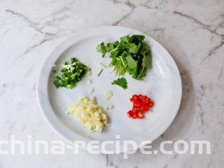 黄瓜凉粉,蒜切末、小米椒切圈、葱切葱花、香菜切寸段