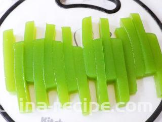 黄瓜凉粉,最后将凝固的黄瓜凉粉脱模后切成条状