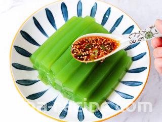 黄瓜凉粉,淋上刚才调好的酱汁即可