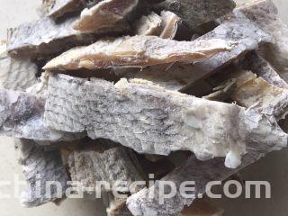 白鲞烧鸡爪,大黄鱼经过盐的腌制后晒干，放很久都不会坏