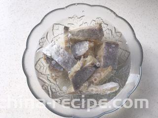 白鲞烧鸡爪,取200克浸泡在冷水中，不仅可以降低它的咸度，而且泡软后能把白鲞的鲜味更好的体现出来