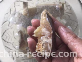 白鲞烧鸡爪,这种白鲞的肉质很厚实，所以泡的时间也要久一点，不然会咸薅你