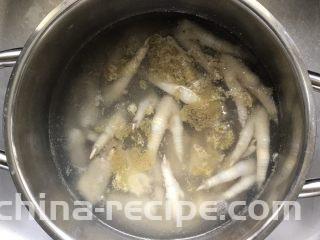 白鲞烧鸡爪,焯水的目的是为了去除鸡爪的多余油脂和杂质