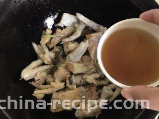 白鲞烧鸡爪,加入料酒，这步骤不能少