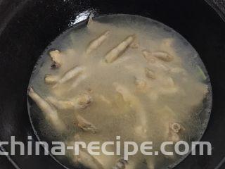 白鲞烧鸡爪,水位以刚好没过鸡爪为准