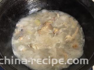 白鲞烧鸡爪,煮开后汤汁就变成白色了