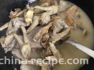 白鲞烧鸡爪,鸡爪也熟得刚刚好，不用加盐不用加鸡精！全部靠食材本身的鲜味！咸淡也适中