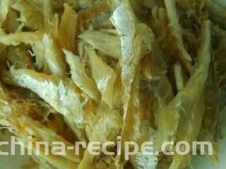 手撕咸鱼,把鱼尾切掉，用手把咸鱼从尾部椎骨处往上撕，撕出大片后再撕成自己喜欢大小的条条