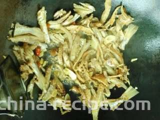 手撕咸鱼,锅中入油下姜、蒜和泡酒椒煸出味后入咸鱼煸至两面金黄推一边用底油把青椒段编炒小会再一同翻炒‘加入泡辣椒的酒和些许生抽翻炒