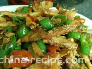 手撕咸鱼,无须加盐因咸鱼本身盐份多，放鸡精炒匀即可起锅