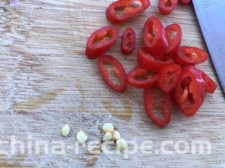 尖椒皮蛋,尖椒切碎去籽。