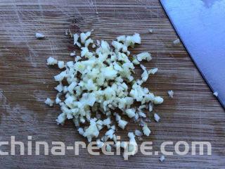 尖椒皮蛋,剁成蒜泥。