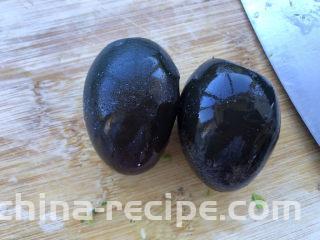 尖椒皮蛋,完整地剥出皮蛋。