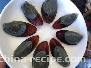 尖椒皮蛋,整齐地码放在盘中。