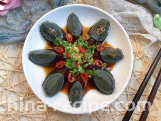 尖椒皮蛋,把调料倒在皮蛋上即可。