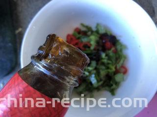 尖椒皮蛋,接着放入全部的酱料。