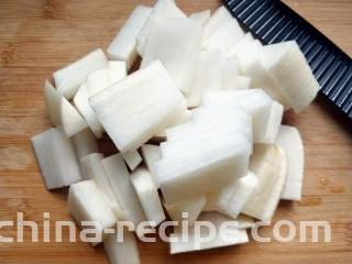 柠檬泡椒酸萝卜,萝卜洗净切片。