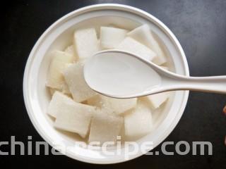 柠檬泡椒酸萝卜,三勺白醋。