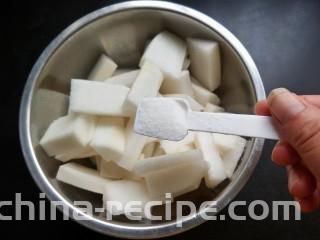 柠檬泡椒酸萝卜,萝卜放盐，腌20分钟，倒出腌出来的水分。