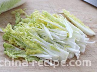 酸辣娃娃菜,将娃娃菜洗净后顺着长度切成丝，放进大一些的容器中。