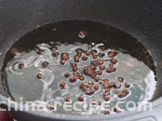 酸辣娃娃菜,锅中倒适量食用油烧热，放入花椒粒炒香捞出丢弃。