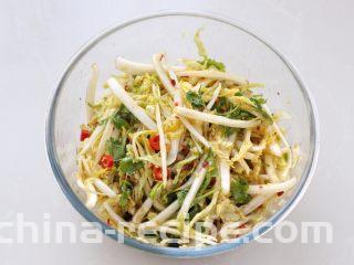 酸辣娃娃菜,最后放入香菜段，戴上一次性手套抓拌均匀即可。