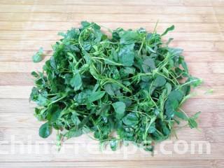蒸苜蓿菜饼,洗干净控一下水分。