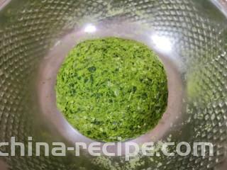 蒸苜蓿菜饼,再揉成一个大菜团。