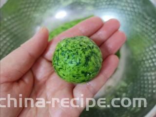 蒸苜蓿菜饼,揪一小块菜团搓圆。