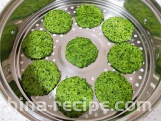 蒸苜蓿菜饼,放在篦子上，凉水上锅，上汽后调中火蒸25分钟关火。