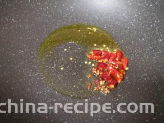 蒸苜蓿菜饼,炒锅内倒适量的食用油烧热，下入干红辣椒和花椒爆香。