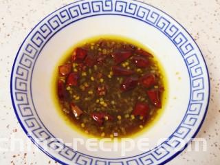 蒸苜蓿菜饼,根据自己的口味放盐、鸡精、香醋和生抽搅拌均匀，蘸汁就调好了。