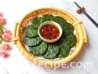 蒸苜蓿菜饼,将菜饼摆好，放上蘸汁。