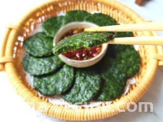 蒸苜蓿菜饼,咬一口，满嘴的菜香味，劲道又好吃。