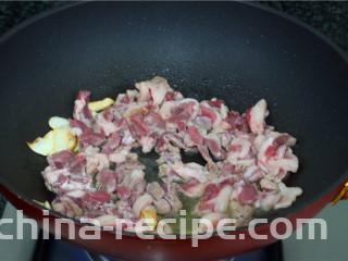 香辣薄荷炒羊肉,倒入羊肉，保持大火快速煸出油脂