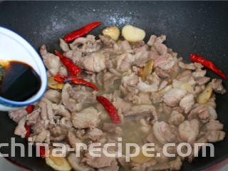 香辣薄荷炒羊肉,调入酱油，白糖，继续翻炒