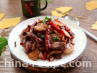 香辣薄荷炒羊肉,铲起装盘