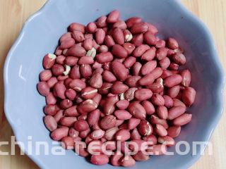 凉拌烤麸,用微波炉烤些花生米，2分钟即可，放凉。