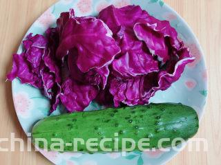 凉拌烤麸,准备好黄瓜、紫甘蓝，洗净待用。