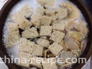 凉拌烤麸,锅中烧开水，放入烤麸和白木耳烫2分钟。