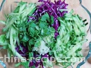 凉拌烤麸,将蔬菜切丝儿放入碗中，再放入蒜泥和香菜末。