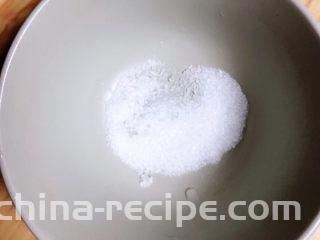 凉拌烤麸,取碗，放入盐、白糖。