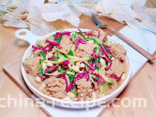 凉拌烤麸,清爽的凉拌烤麸就上桌了。