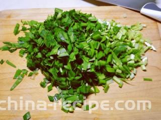 鲜虾蔬菜饼,韭菜择洗干净切碎。