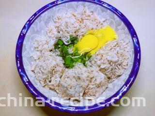 鲜虾蔬菜饼,打入鸡蛋。