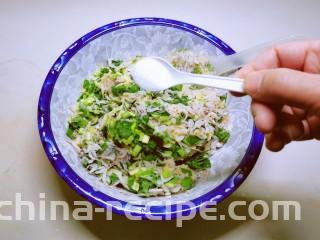 鲜虾蔬菜饼,按自己口味添加盐调味。