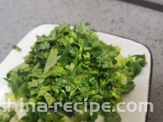 蒜香茄条,香菜切碎