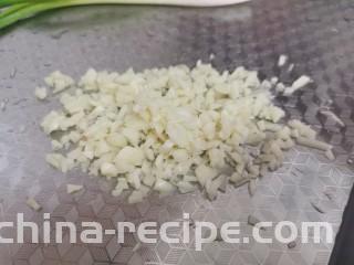 蒜香茄条,大蒜切末