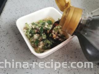 蒜香茄条,放入味极鲜和香醋